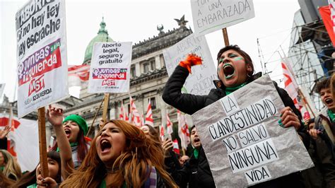 La Revolución Constitucional de Irán: Un Vistazo a la Lucha por la Democracia y los Derechos Fundamentales